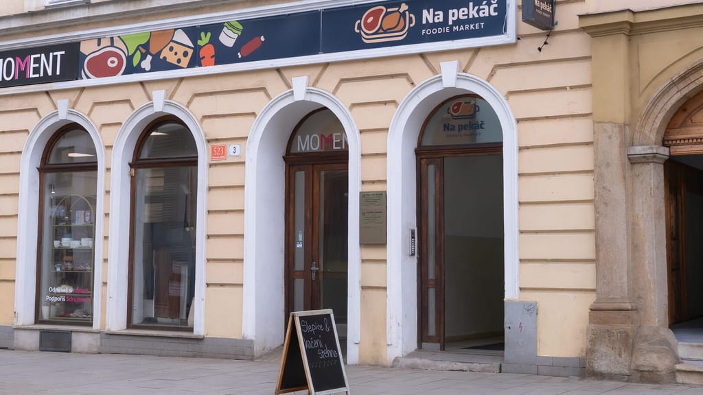 Vchod do farmářské prodejny Na Pekáč v centru Olomouce